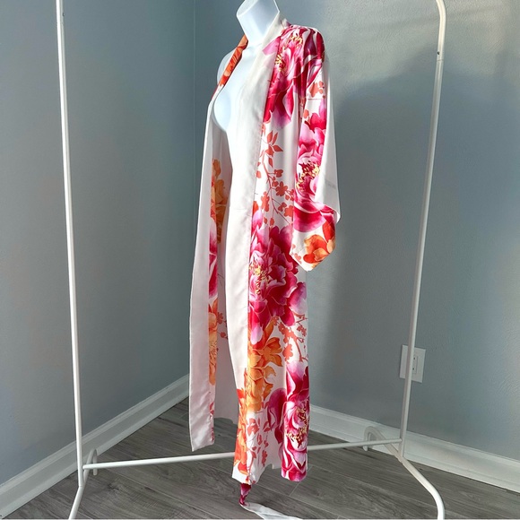 Natori Floral Print Robe ASO Khloe Kardashian - Picture 9 of 14